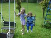 Adlka  s sestenkou na zahrad