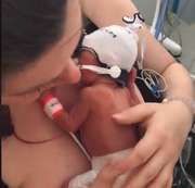 Maminka poprv chov pedasn narozen miminko