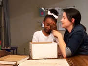 Dvka se dozvd, e bude adoptovan a jej reakce je dojemn