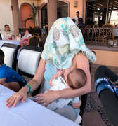 Maminka se musela pi kojen v restauraci zakrt