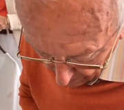 N ddeek lakuje nehty