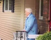 Rodina zazpívala k narozeninám 95 leté babičce i době koronavirové