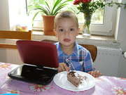 Ldkovo narozeniny - bat dort a kouk na pohdku, kterou m putnou na pehrvai, kter dostal jako drek:-))