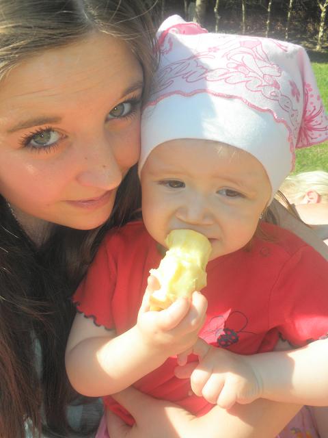 Zuzanka 18 msc se svoj sestikou